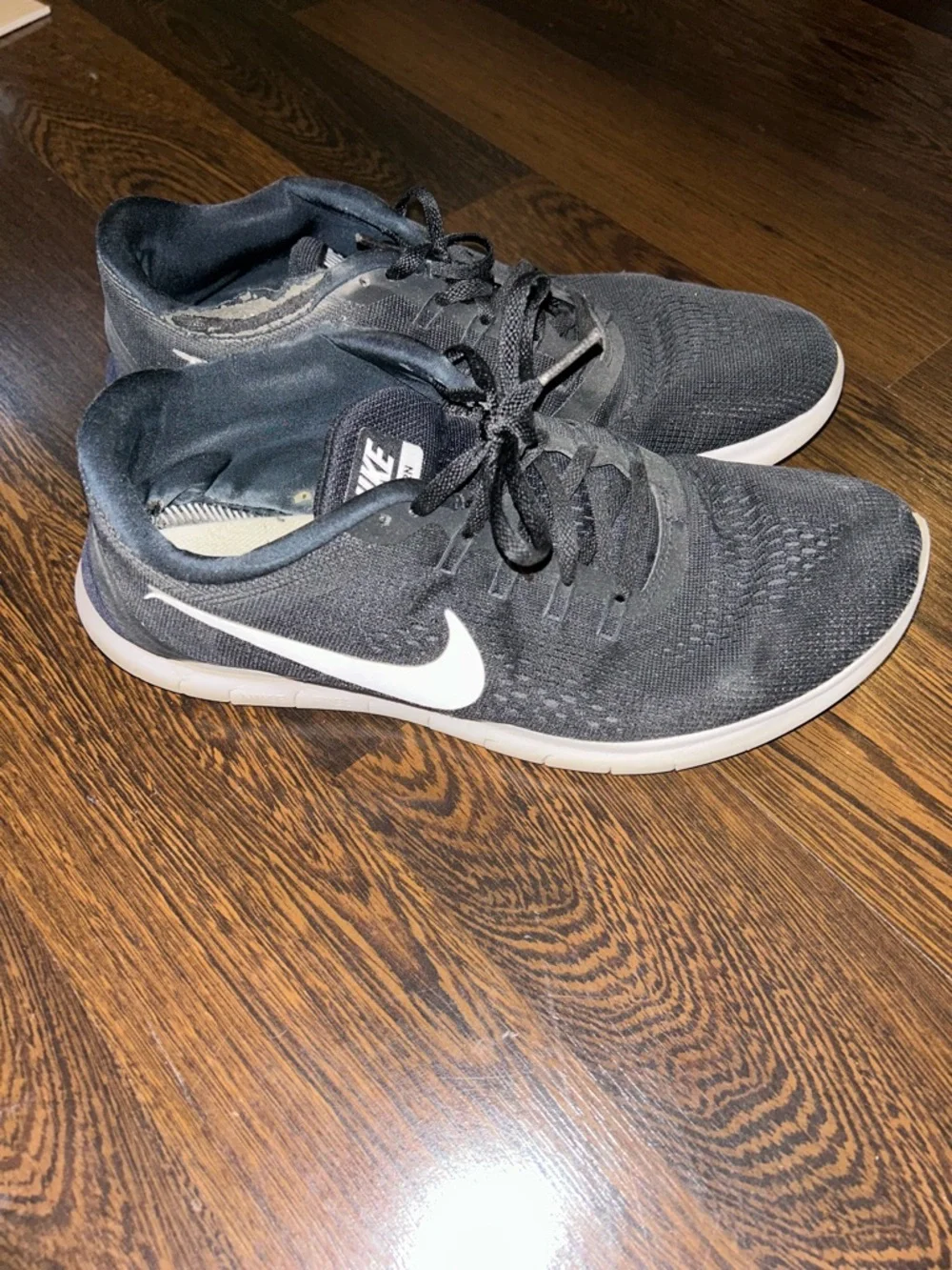 Nike Black and White Lightweight - Picture 4 of 5